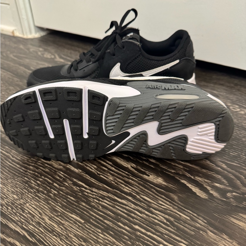 Nike Air Max Black and White Shoes - Picture 4 of 4